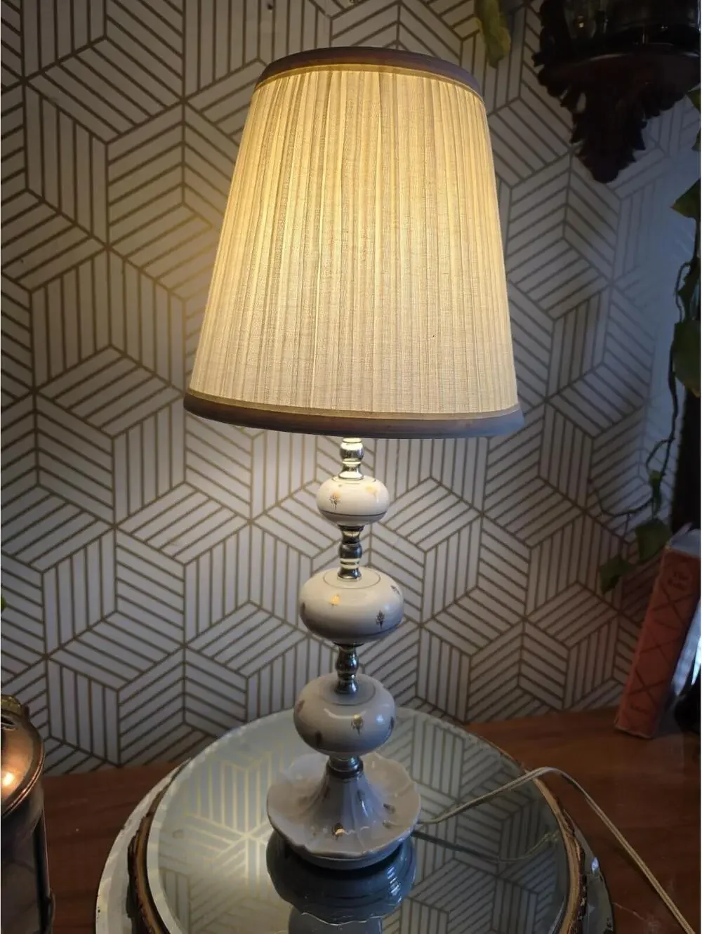 Vintage 1950 White And Gold Motif Porcelain Accent Table Lamp